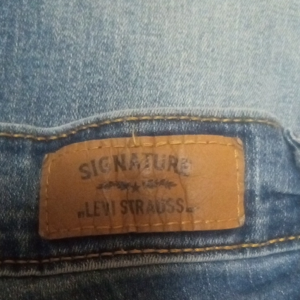 Levi Signature - Picture 4 of 6